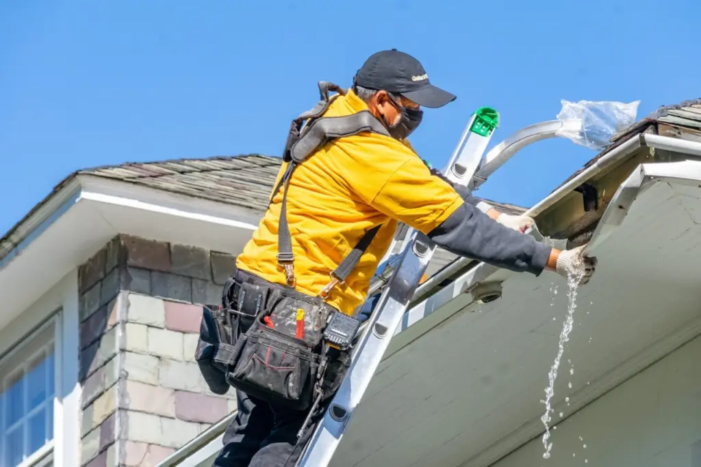 gutterbrosLLC cleaning gutter 8