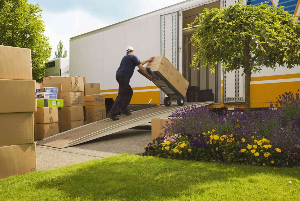 man loading boxes into truck 80605080 c855ca28efe243a5becb4842ae3dfe33