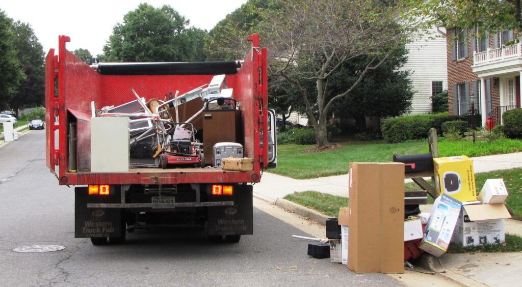 20958577 junk removal truck 2560x1409 1